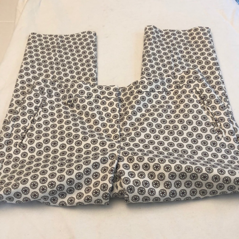 NWOT Adrianna Papell Flowers Capris Size 6